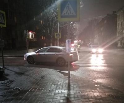 На улице Полетаева Citroen сбил двух девушек на пешеходном переходе