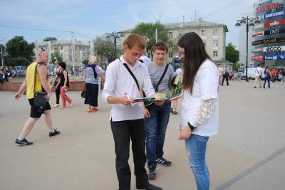 Рязанские молодогвардейцы обсуждают на улице праймериз «Единой России» 