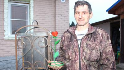 Сараевский мастер куёт розы из металла