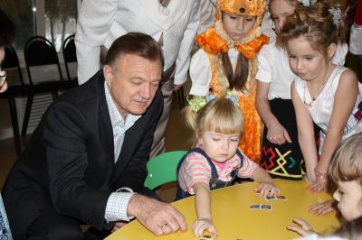 Рязанский губернатор сыграл в домино с самыми маленькими воспитанниками детского сада