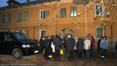 Специалисты горадминистрации встретились с жителями аварийного дома в посёлке Строитель Рязани