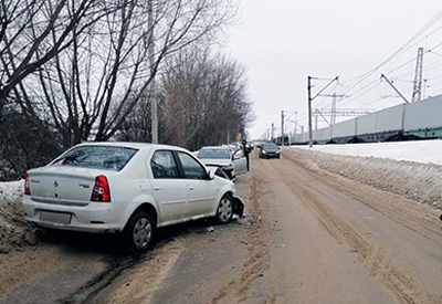В Рыбном Renault Logan столкнулся с Hyundai Solaris, пострадали два человека