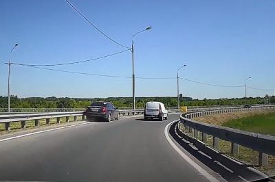В Рязани на Северной окружной дороге автомобиль на буксире попал в ДТП