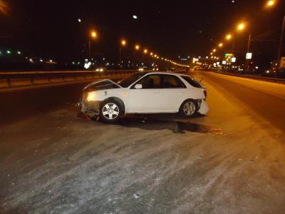 Subaru Impreza врезался в ограждение на Московском шоссе Рязани