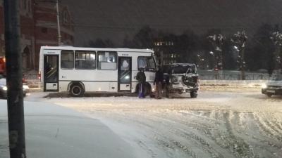 В центре Рязани столкнулись автобус и внедорожник