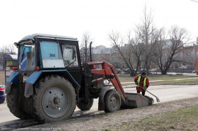 По поручению Сергея Карабасова в Рязани усилили уборку прилотковой части дорог 