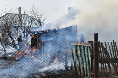 В Сараях загорелся деревянный дом