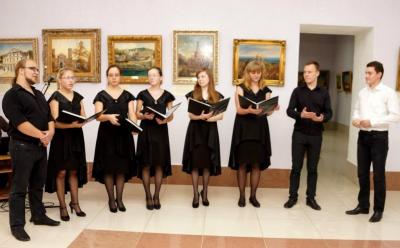 Камерный хор РГУ выступил на открытии выставки рязанского художника