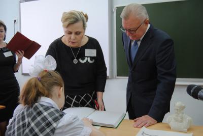 Губернатора Рязанской области научили читать и писать по Брайлю