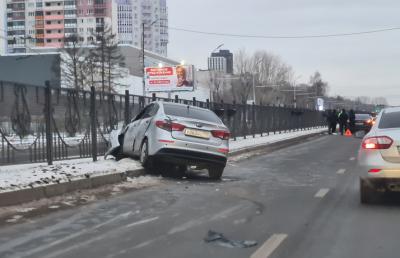 На Московском шоссе в Рязани легковушка врезалась в ограждение