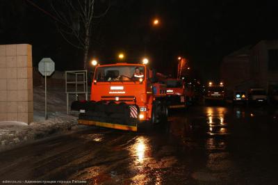 Уборка улиц Рязани от снега продолжалась и ночью