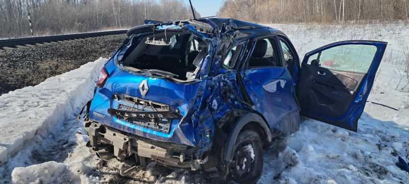 В Ухоловском округе тепловоз протаранил иномарку на железнодорожном переезде