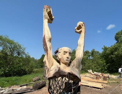 Скульпторы по дереву завершают изготовление своих работ в Солотче