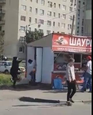 На окраине Рязани неизвестный выстрелил в продавца шаурмы