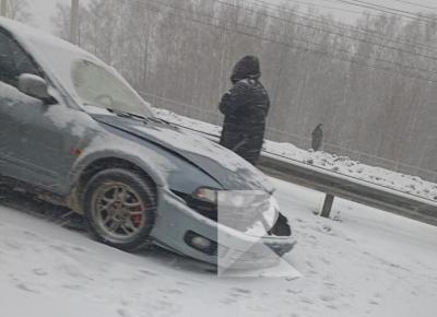 В Рязани на путепроводе в Приокском столкнулись легковушка и грузовик