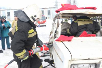 В Рязани спасатели посостязались в устранении последствий условного ДТП