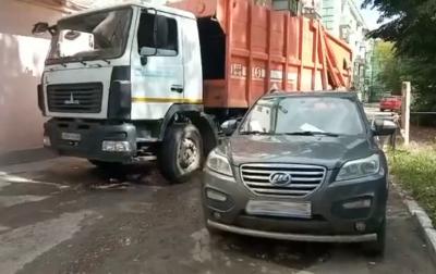 В центре Рязани водитель заблокировал проезд мусоровозу