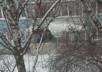 В Рязани упавшая глыба льда выбила стекло балкона