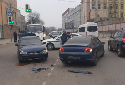 На улице Семинарской не разъехались Hyundai Accent и Peugeot 407