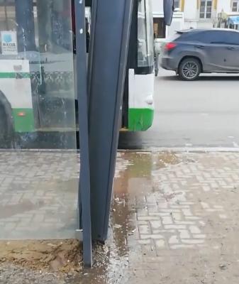 В Рязани повредилась остановка общественного транспорта