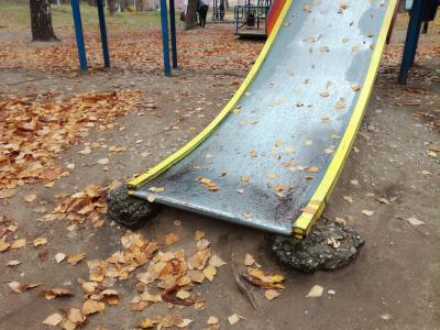 В парке Гагарина в Рязани ремонтируют детскую площадку