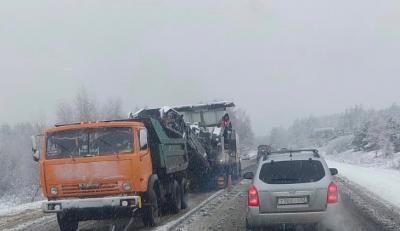 На подъезде к Солотче образовалась пробка из-за ремонта дороги