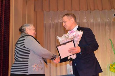 Аркадий Фомин поздравил женщин Сапожковского района с 8 Марта