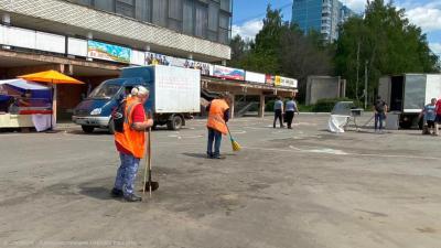 В Рязани провели уборку на площадках ярмарок выходного дня