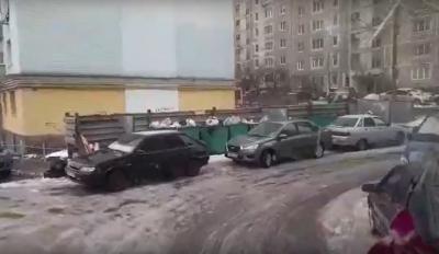 Водители мусоровозов в Рязани жалуются на автомобили у контейнерных площадок