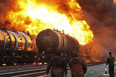 На нефтезаводе горят железнодорожные цистерны