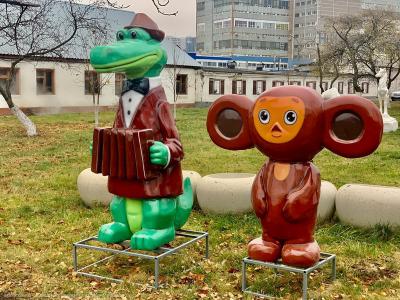 Сквер Скобелева в Рязани пополнили скульптуры крокодила Гены и Чебурашки
