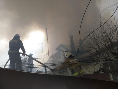 Из горящего дома на улице 1-я Красная в Рязани эвакуировали двух человек