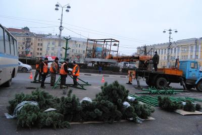 На площади Театральной в Рязани устанавливают новогоднюю ель