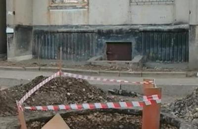 На улице Островского образовалась большая яма