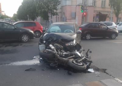 Появились фото с места ДТП в центре Рязани с участием байкера