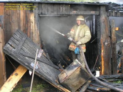 Жилой дом заодно с хозпостройкой сгорел в Скопинском районе