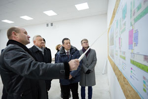 Олег Ковалёв и Андрей Макаров осмотрели стройплощадку новой школы в Дашково-Песочне