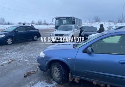 В Дашково-Песочне Рязани маршрутка протаранила несколько автомашин