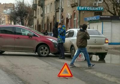 На улице Дзержинского столкнулись две иномарки