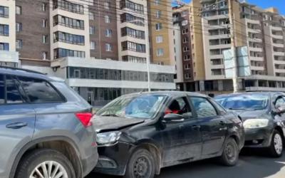 На Окском проезде в Рязани три машины столкнулись «паровозиком»