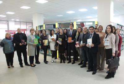 Рязанские предприниматели подарили библиотеке Горького бизнес-литературу и детские книги