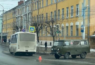 В Рязани «буханка» попала в ДТП с автобусом