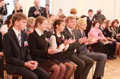Более пятидесяти школьников получили паспорта из рук Олега Ковалёва