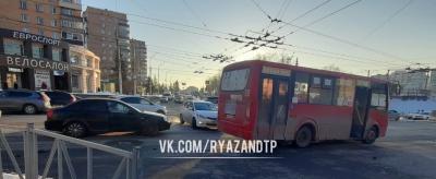На Первомайском проспекте в Рязани столкнулись маршрутка и легковой автомобиль