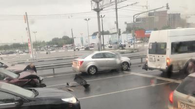 У ТРЦ «Премьер» в Рязани столкнулись легковой автомобиль и маршрутка