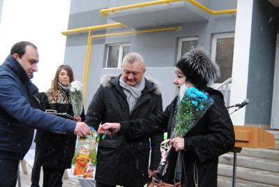 Олег Ковалёв вручил ключи от новых квартир жителям аварийных домов