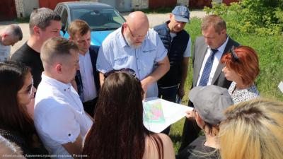 Виталий Артёмов осмотрел площадку будущей школы в Семчино
