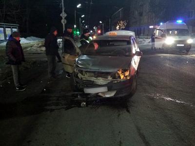 В Приокском Renault Logan не уступил дорогу Daewoo Nexia, пострадали два человека