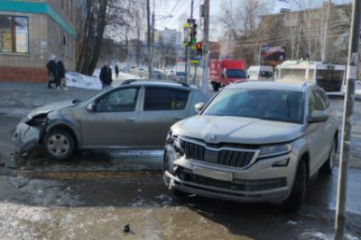 В Горроще Рязани столкнулись Skoda и Renault, пострадал один из водителей