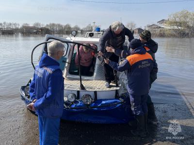 Спасатели эвакуировали женщину из отрезанного половодьем села Коростово